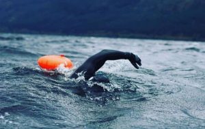 Postavio novi rekord: Ekstremni avanturista plivao 52,5 sati po Loh Nesu FOTO