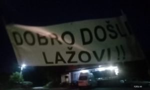 “Dobro došli lažovi”: Mještani Podgore postavili plakat za političare