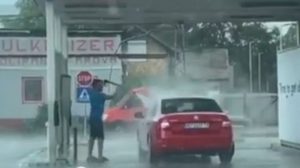 Internet ponovo ima razlog za smijeh: Pere automobil, a kiša lije “kao iz kabla” VIDEO