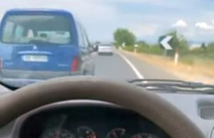 Neodgovorno i po život opasno! Bahati vozač prestiže desnom stranom VIDEO