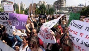 Građani na ulicama Prištine: Traže smrtne kazne zbog silovanja djevojčice VIDEO