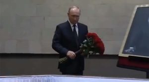 Putin se oprostio od Gorbačova: Položio cvijeće na kovčeg VIDEO