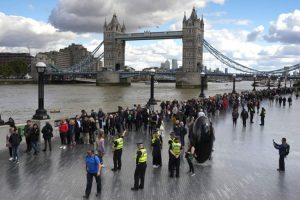 Kilometarski red ljudi koji se žele oprostiti od britanske kraljice, vrijeme čekanja je sada 24 sata