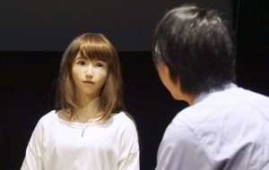 Japanski naučnici uče robota smislu za humor VIDEO