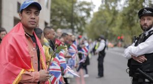 Mnogi su kampovali preko noći: Stotine hiljada ljudi na ulicama Londona uoči sahrane kraljice Elizabete VIDEO