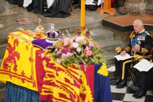 Počiva pored princa Filipa: U krugu porodice sahranjena kraljica Elizabeta druga