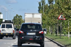 Saobraćajni znakovi sakriveni u krošnjama opasnost za vozače i pješake