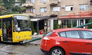 Haos u Sarajevu: Autobus se zabio u banderu, ona pala i razbila dva automobila