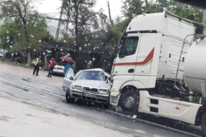 Automobil podletio pod cisternu: Povrijeđene tri osobe, saobraćaj se odvija naizmjenično FOTO