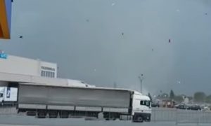Oštećeno više od 50 auta: Snažan vjetar pričinio veliku štetu u Tomislavgradu VIDEO