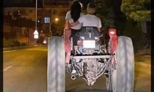 Romantična fotka “osvaja” društvene mreže! “Ljubavni momenat” na traktoru
