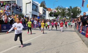 Manifestacija u Mrkonjić Gradu: Više od hiljadu učenika na Gospojinskoj trci