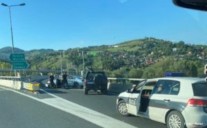 Povrijeđena jedna osoba: Vozač izgubio kontrolu nad automobilom i udario u ogradu