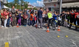 Veselo na Trgu Krajine: Mališani pokazali spretnost u vožnji bicikom FOTO