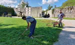 Mjesto za odmor i uživanje: Kastel dobija i nove korpe za otpatke i žardinjere za cvijeće