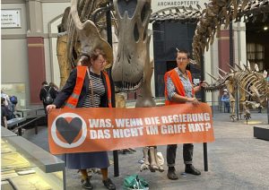 Ekološke aktivistkinje se zalijepile za skelet dinosaurusa