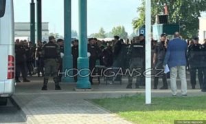 Put Beograda krenulo oko 25 autobusa: Navijači Ferencvaroša blokirali granicu FOTO