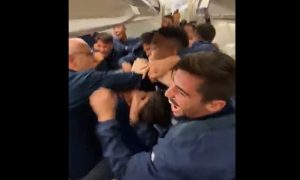 Fudbaleri Porta slavili: U avionu saznali da idu dalje u Ligi šampiona VIDEO
