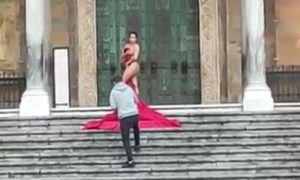 Stanovnici bijesni: Turistkinja se gola slikala ispred katedrale VIDEO