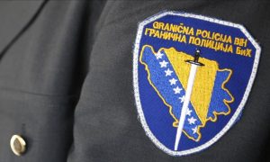 Incident na granici BiH i Hrvatske: Kamiondžija probio rampu i pobjegao, za njim i kombi pun migranata