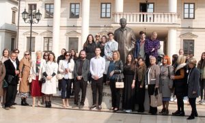 Profesori i učenici položili cvijeće: Obilježeno 130 godina od rođenja Ive Andrića