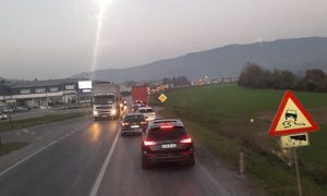 Kamion navodno udario u nadvožnjak: Kilometarske kolone u Doboju