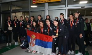 Izazvale delirijum na aerodromu: Zlatne odbojkašice stigle u Beograd