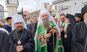 Služen svečani čin doksologije: Patrijarh Porfirije dočekan ispred hrama u Vukovaru