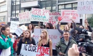 Protest žena u Beogradu: Grupa ispred redakcije, traže gašenje “Informera”