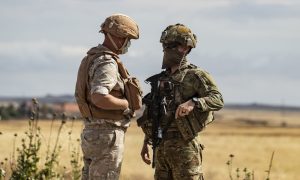 Neočekivan susret rivala: Ruski i američki vojnici prijateljski pozirali pred kamerama