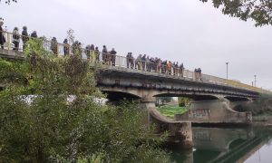 Spušteno cvijeće u rijeku: Obilježeno 27 godina od egzodusa Srba iz Sanskog Mosta