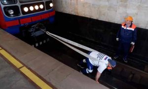 Novi svjetski rekord: Ruski snagator pomjerio metro voz za više od 30 metara VIDEO