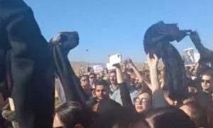 Učenice u Iranu skinule hidžabe: Ako se ne ujedinimo, ubiće nas VIDEO/FOTO