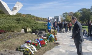 Šmit odao počast žrtvama u Kragujevcu: Poruka je gromoglasna, nikad više!