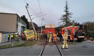 U nesreći povrijeđeno dvoje djece: Sudar voza i školskog autobusa