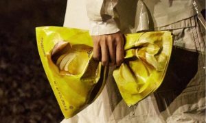 Izgled inspirisan kesicom čipsa: Balenciaga predstavila neobičnu torbu  VIDEO
