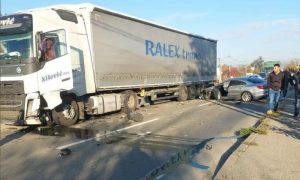 Automobil potpuno smrskan: Vozač zaspao za volanom i udario u kamion