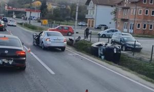 Stravičan sudar dva vozila: Jedan auto u kanalu, drugom otpali točkovi