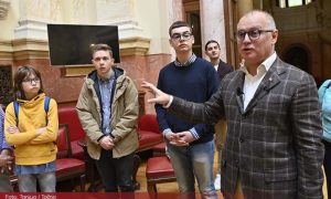 Poslanik SNS-a sa tiktokerima u Skupštini Srbije: Institucije pripadaju građanima