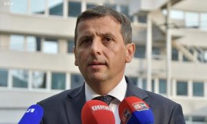 Vukanović gnjevan na patrijarha Porfirija i mitropolite SPC: “Ako će se miješati u politiku, neka skinu mantiju”