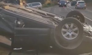 Automobil završio na krovu nakon nesreće VIDEO