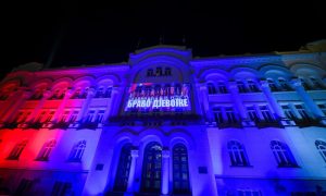 Čestitka zlatnim odbojkašicama: Zgrada Gradske uprave u Banjaluci u bojama zastave Srbije