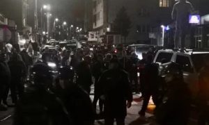 Blokiran centar grada: Specijalna policija razdvaja pristalice SDA i PDA