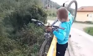 Roditeljima neće biti dobro: Dječak baca bicikl sa mosta u rječicu VIDEO