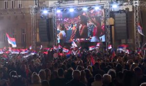 Doček odbojkašica: Veliki broj ljudi i srpske zastave ispred Starog dvora