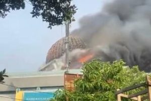 Požar tokom renoviranja: Urušila se kupola velike džamije u Džakarti VIDEO