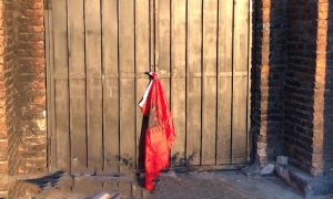 Još jedna provokacija na Kosmetu: Albanska zastava okačena na vratima srpskog hrama