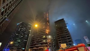 Gori zgrada u Istanbulu: Plamen zahvatio od prvog do posljednjeg sprata VIDEO