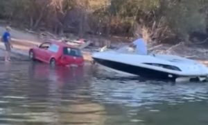 Golf “ljuta” mašina: Pogledajte kako automobil iz vode izvlači brodić VIDEO