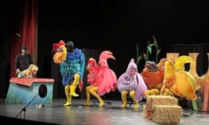 Predstava Dječijeg pozorišta Republike Srpske: “Јunak u tregerima” oduševio mališane u Laktašima